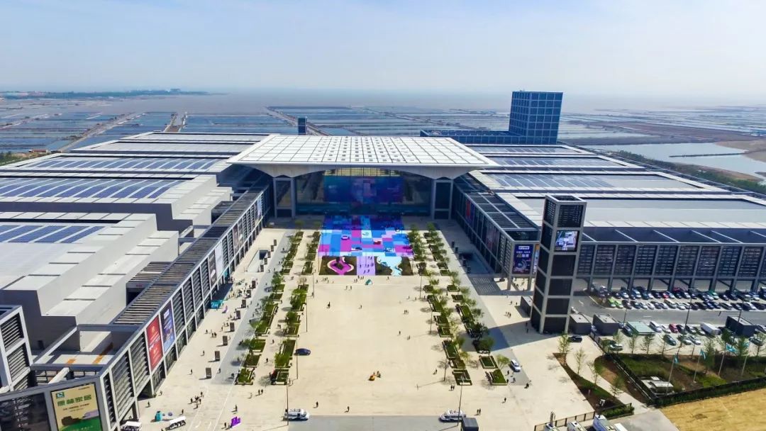 中国红岛国际会展中心和海天中心这两个由青岛国信集团承建的大项目都