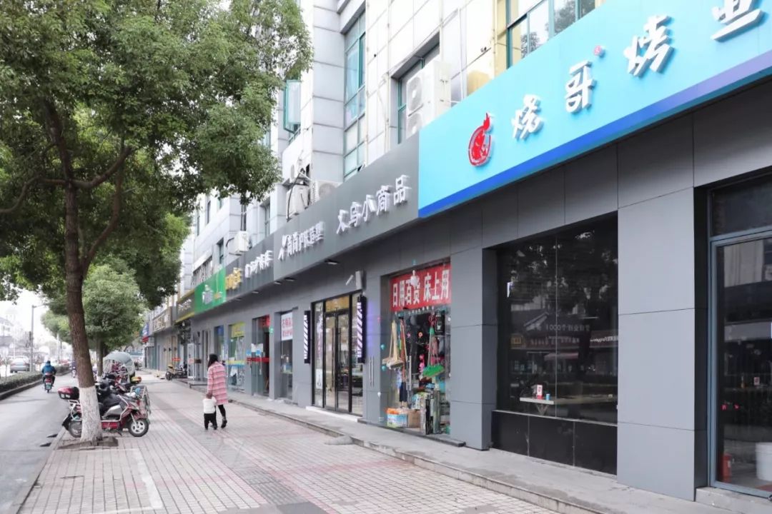 泗泾镇鼓浪路沿街店铺开启美颜模式现在是这样的