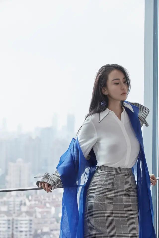 她是最美龙女郎,身材高挑,美得惊艳,网友:成龙真有眼光!_母其弥
