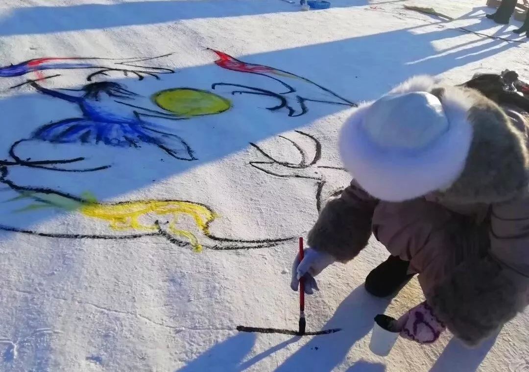 在街头雪地上作画你见过吗来自中国冷极的艺术气息
