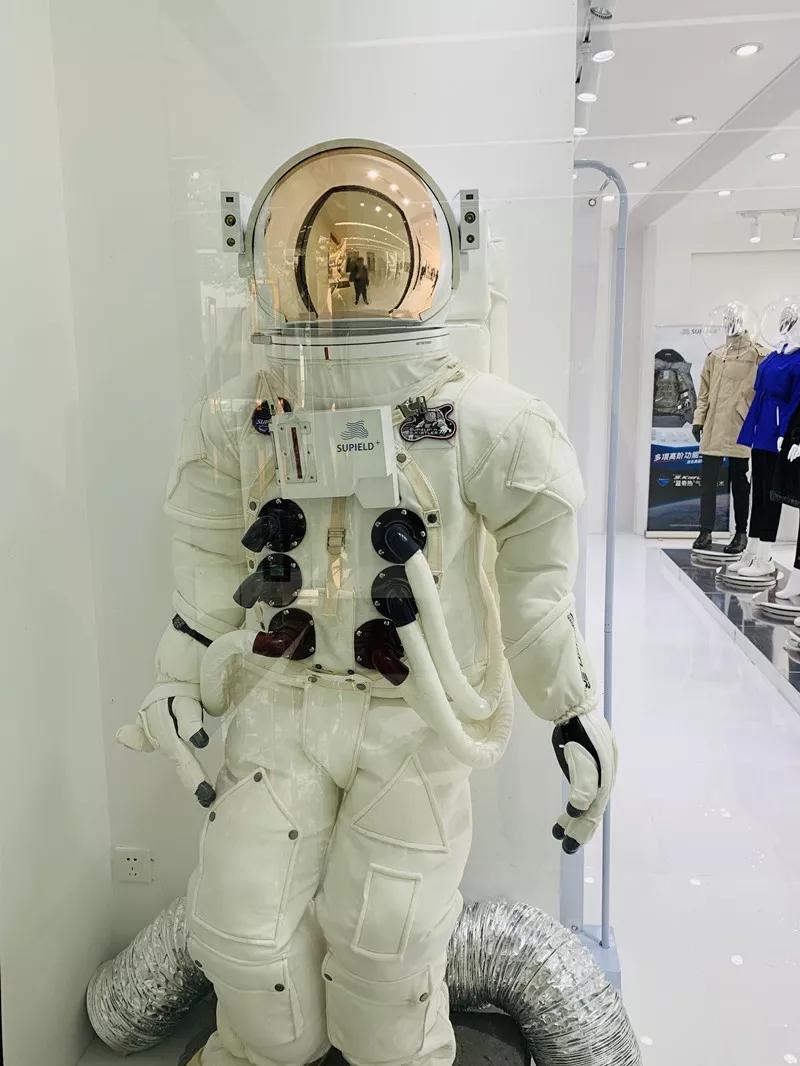 在上海松江就有一家专门研制,生产气凝胶服饰的黑科技企业——素湃