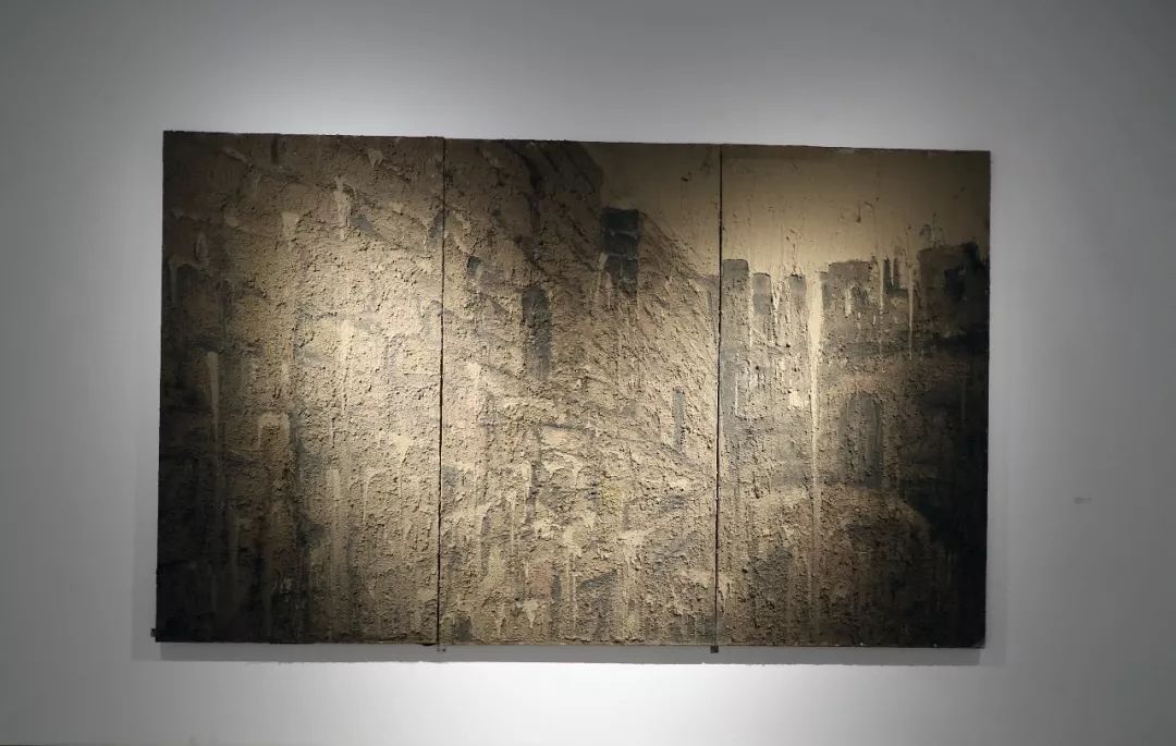 丙烯,墨,長城土,牛皮紙 360×120cm×3 2005年左:《夢露》 綜合材料