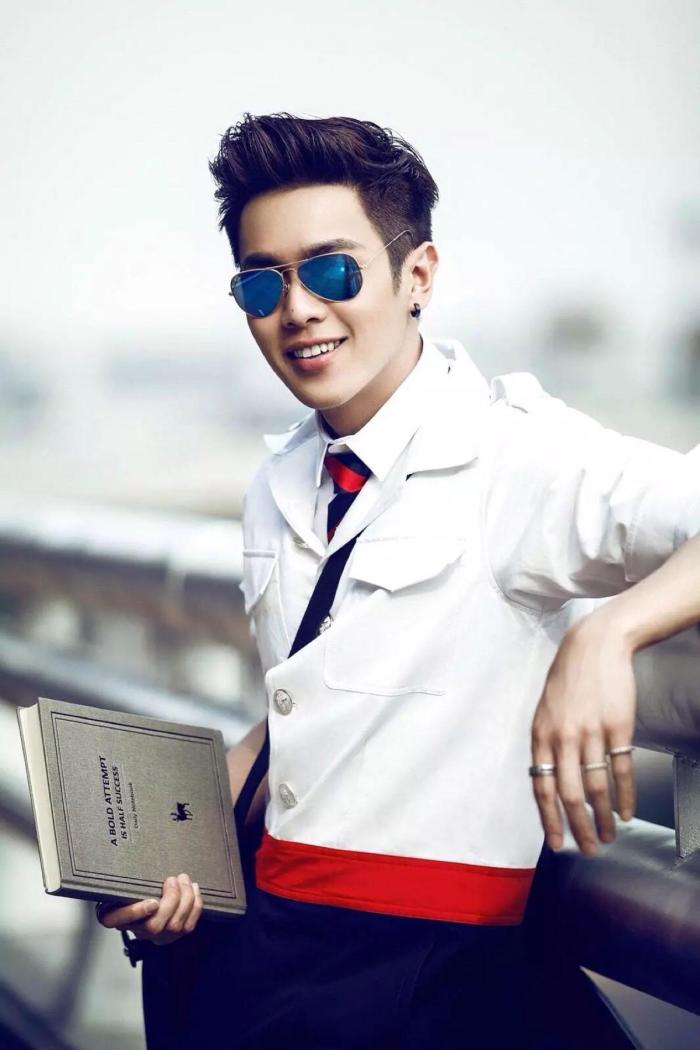 明星张若昀娱乐圈偶像演员英俊帅气被誉为军装美男