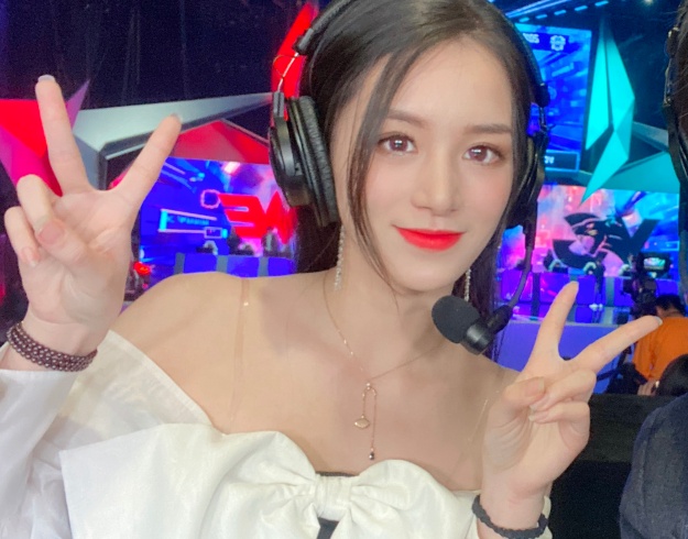 lol美女解说人设崩塌!被人实锤"千里送",比"嫖男"还恶心_李芳艺