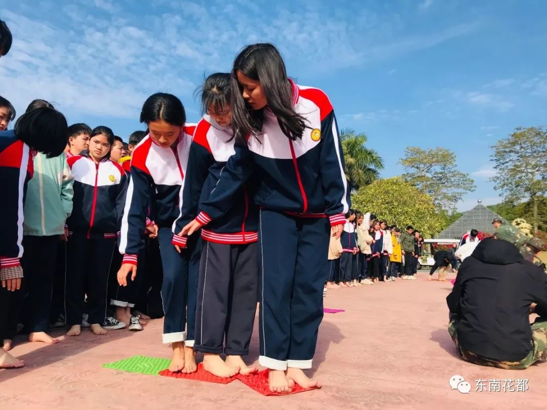 中学生赤脚活动图片