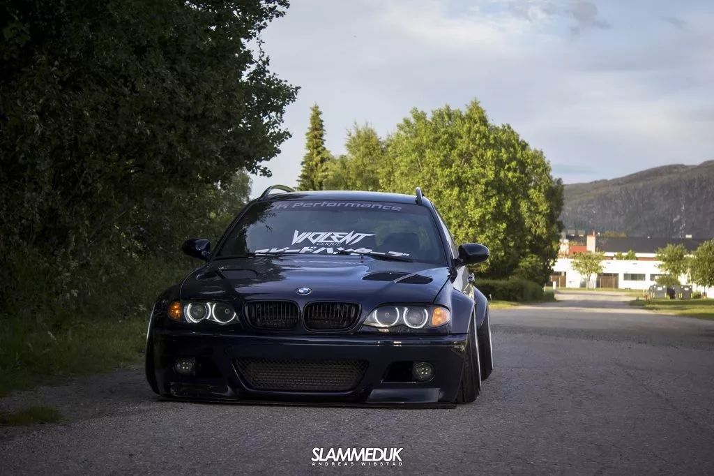 凤凰涅盘找到快成骨架的稀有宝马e46旅行版改装成变态宽体大佬