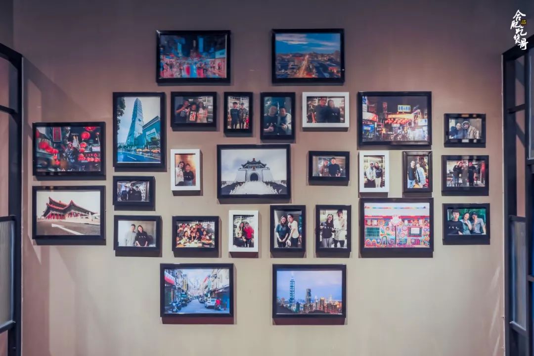 (店内的明星合影墙)
