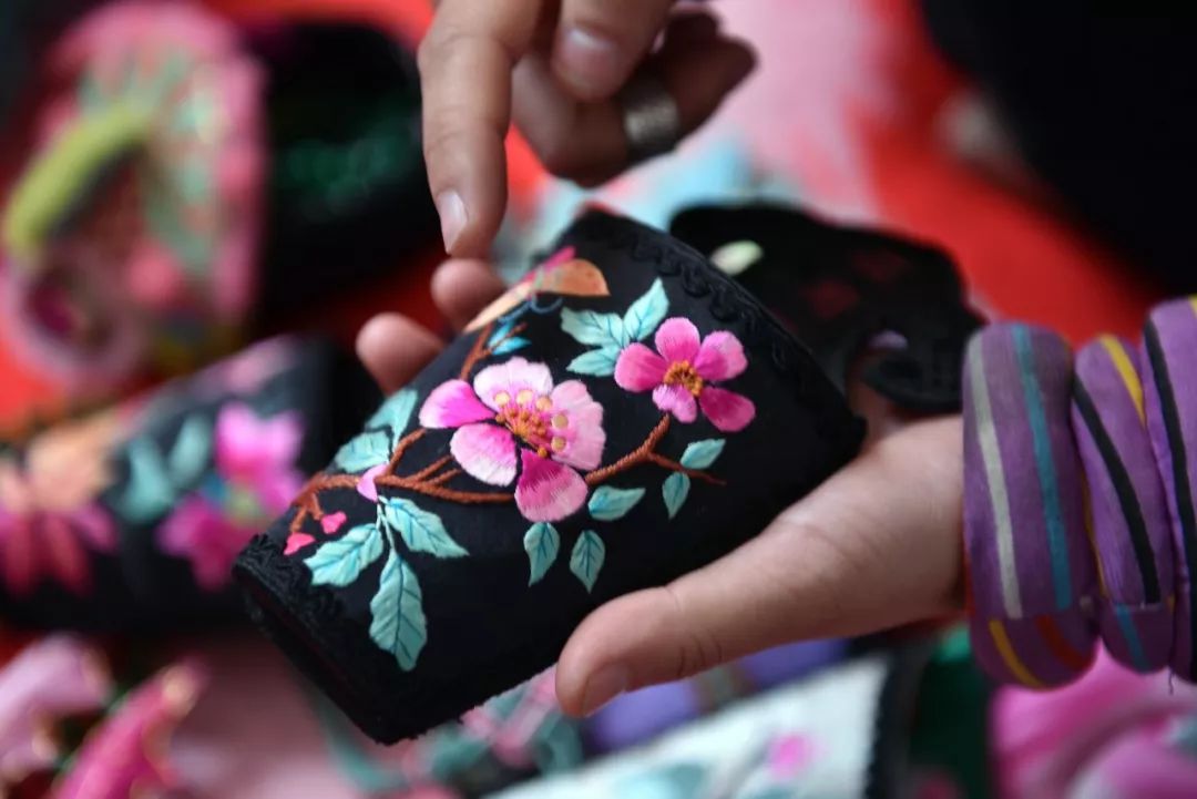 以布为纸以针做笔 农村女孩匠心传承"鲁绣"之美