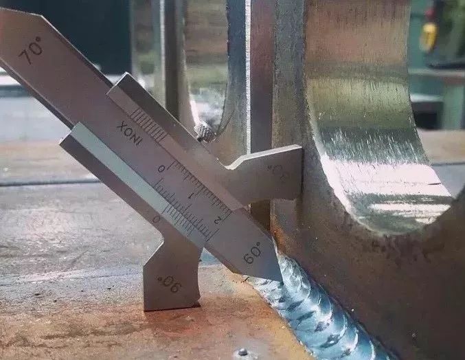 大神艺术级的鱼鳞焊焊接这技术每月能挣不少钱吧