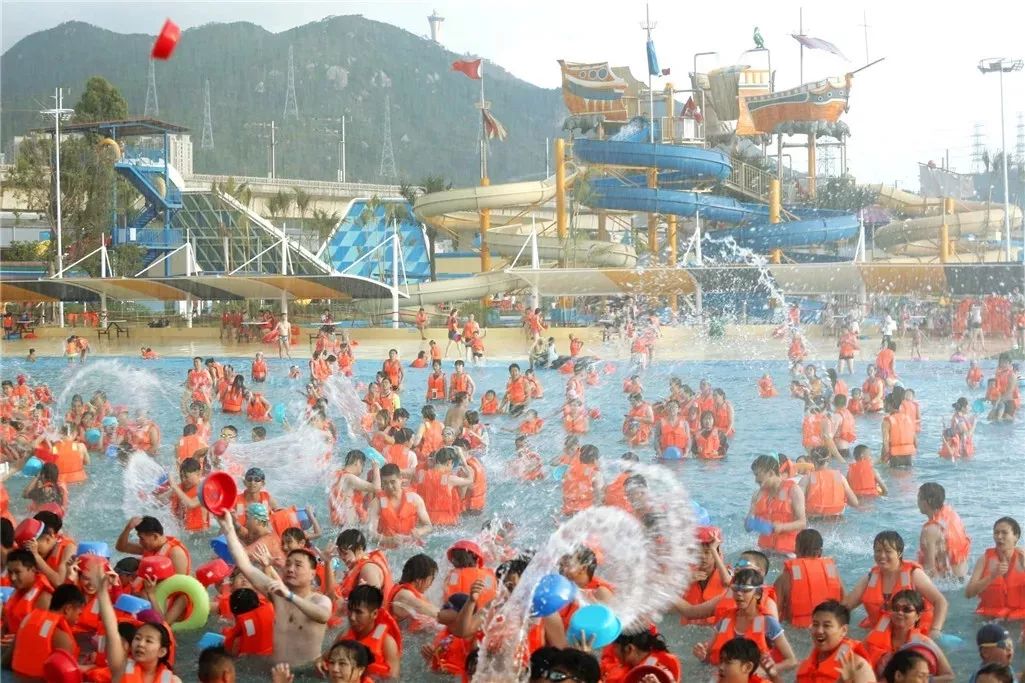 是集绿色生态回归,游园嬉水,休闲度假等于一体的大型水上主题乐园
