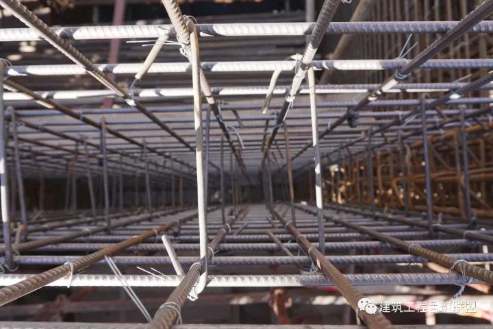 柱墙内钢筋拉钩均按要求弯折135°· 板面上部钢筋保护层使用预制