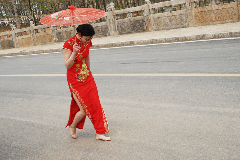 模特表演完毕后,因高跟鞋走路脚痛,干脆赤脚行走.翟红刚摄