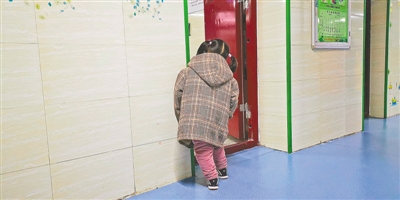 一组"罚站"照片 感动无数网友