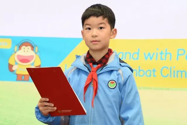 在出发前,陈鹤途就在学校开展了一次"环保降塑"的