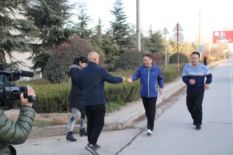 教师风采用一场长跑喜迎新年眉县中学隆重举办第五届教职工迎元旦越野