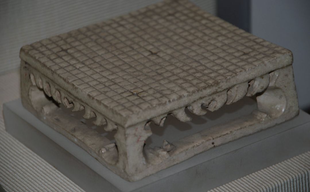 白釉瓷围棋盘·隋代·河南博物院藏·出土于隋代张盛墓中不过论棋盘