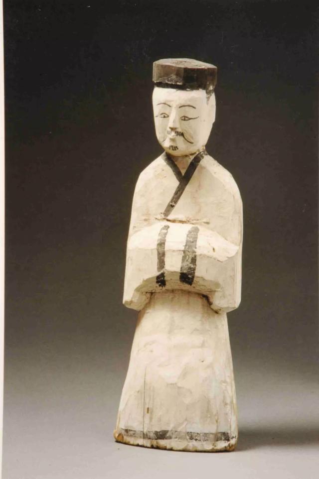 男俑,身着右衽交领长袍,头戴平巾帻,双手拱于胸前.