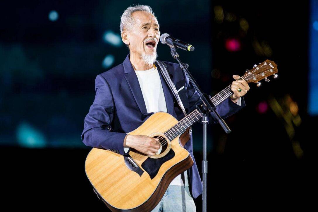 是音乐界大佬,不少歌手都被他创作的歌捧红,今却参加选秀节目_陈彼得