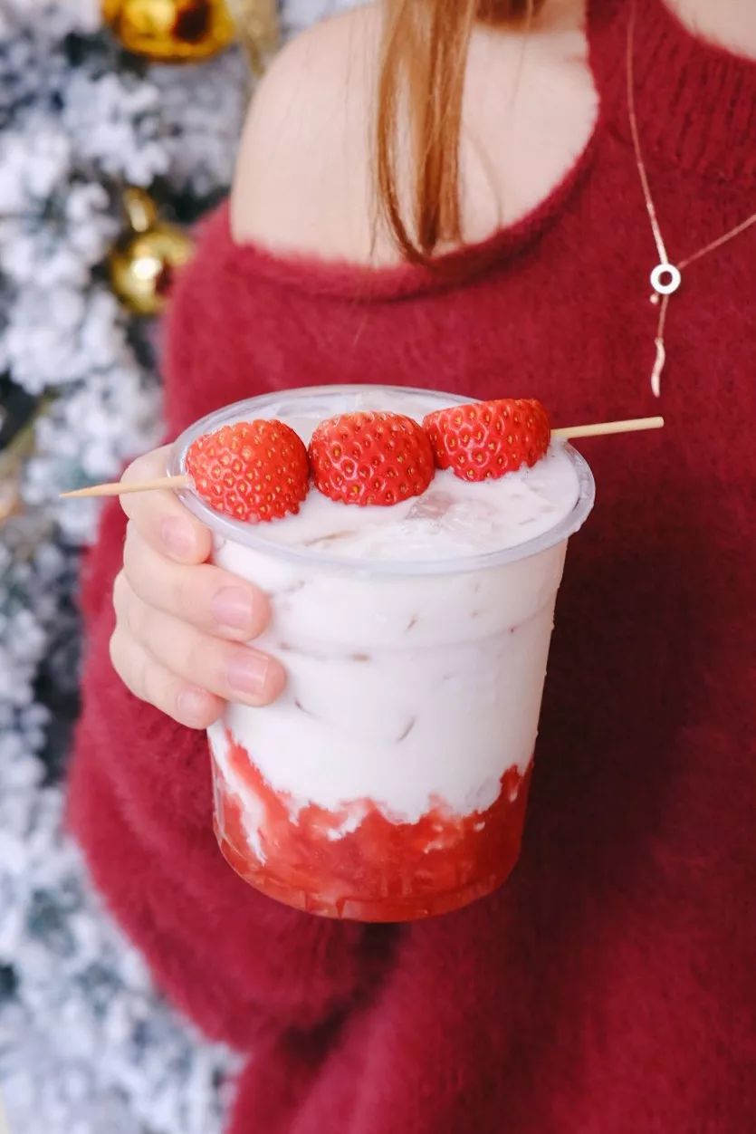 一口牛乳的新鲜 一口草莓的香甜