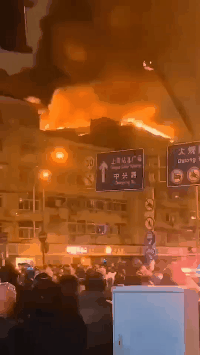 上海静安区一房屋突发火灾起火原因调查中