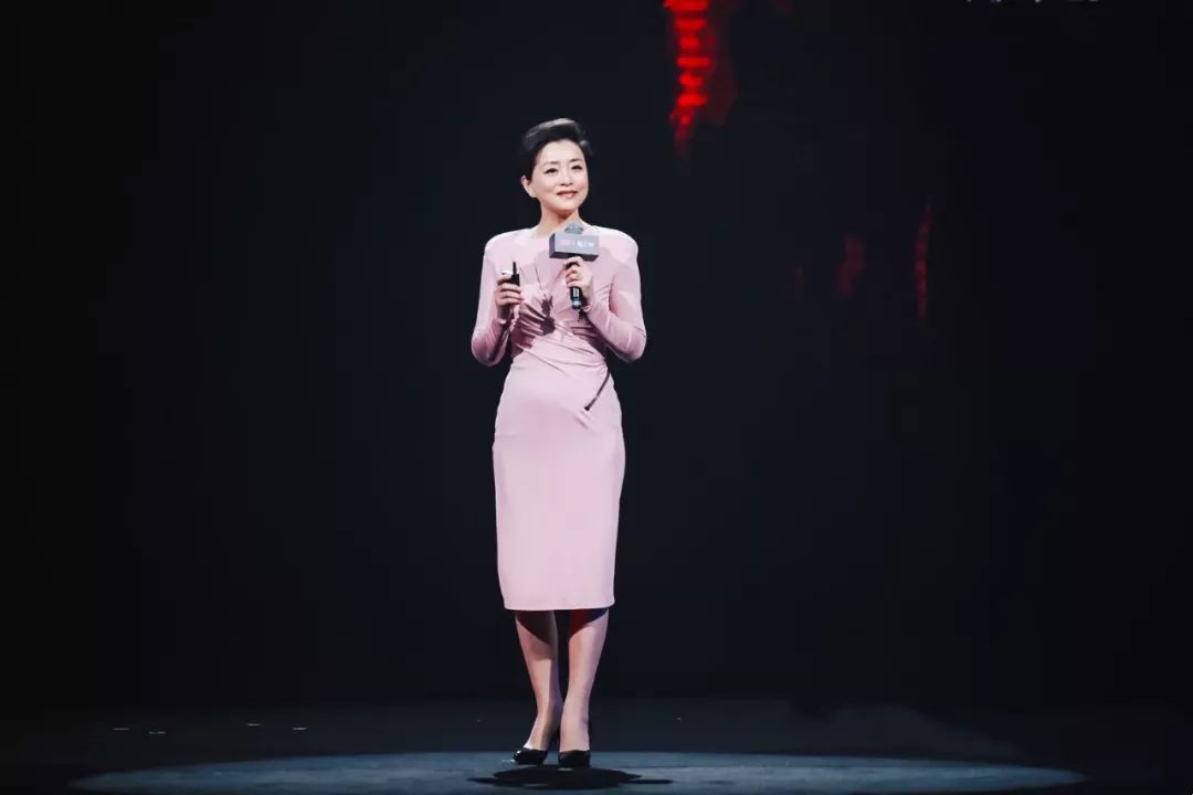 杨澜首先发布了以《保持成长》为主题的个人演讲,分享了自己人生的