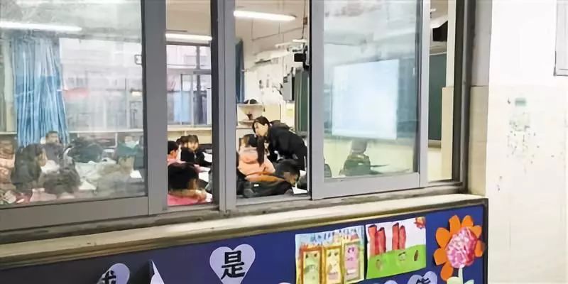 妈妈在上课 小女孩"罚站"让人心疼 教室门口一组照片感动网友:"眼眶
