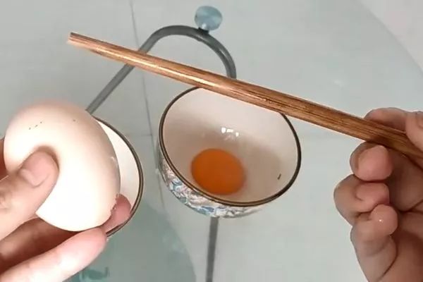 用1根筷子在鸡蛋上戳2个洞,解决了家家户户的烦恼,省钱又实用
