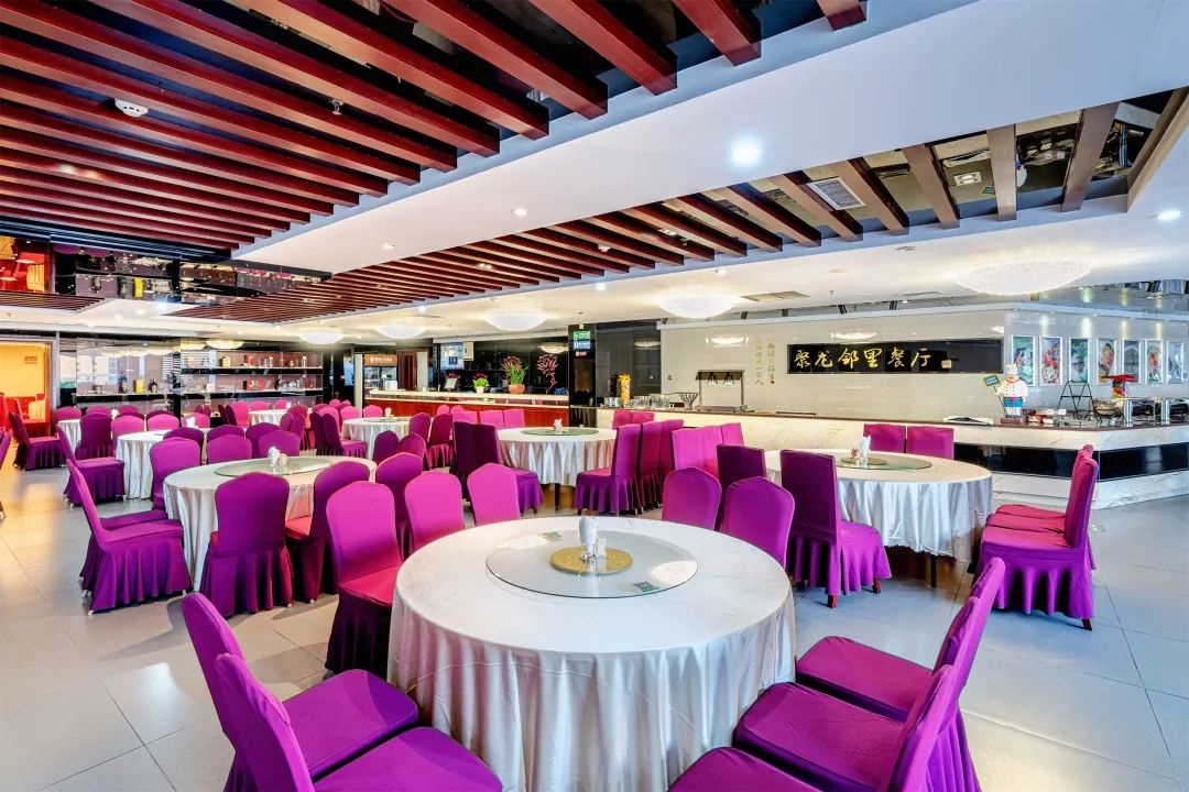 中餐厅包含宴会大厅,可容纳200-400人,另设有红梅,幽兰,山色,湖光