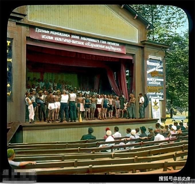 美国人拍1931年的列宁格勒,轿车稀有交通工具主要是马车