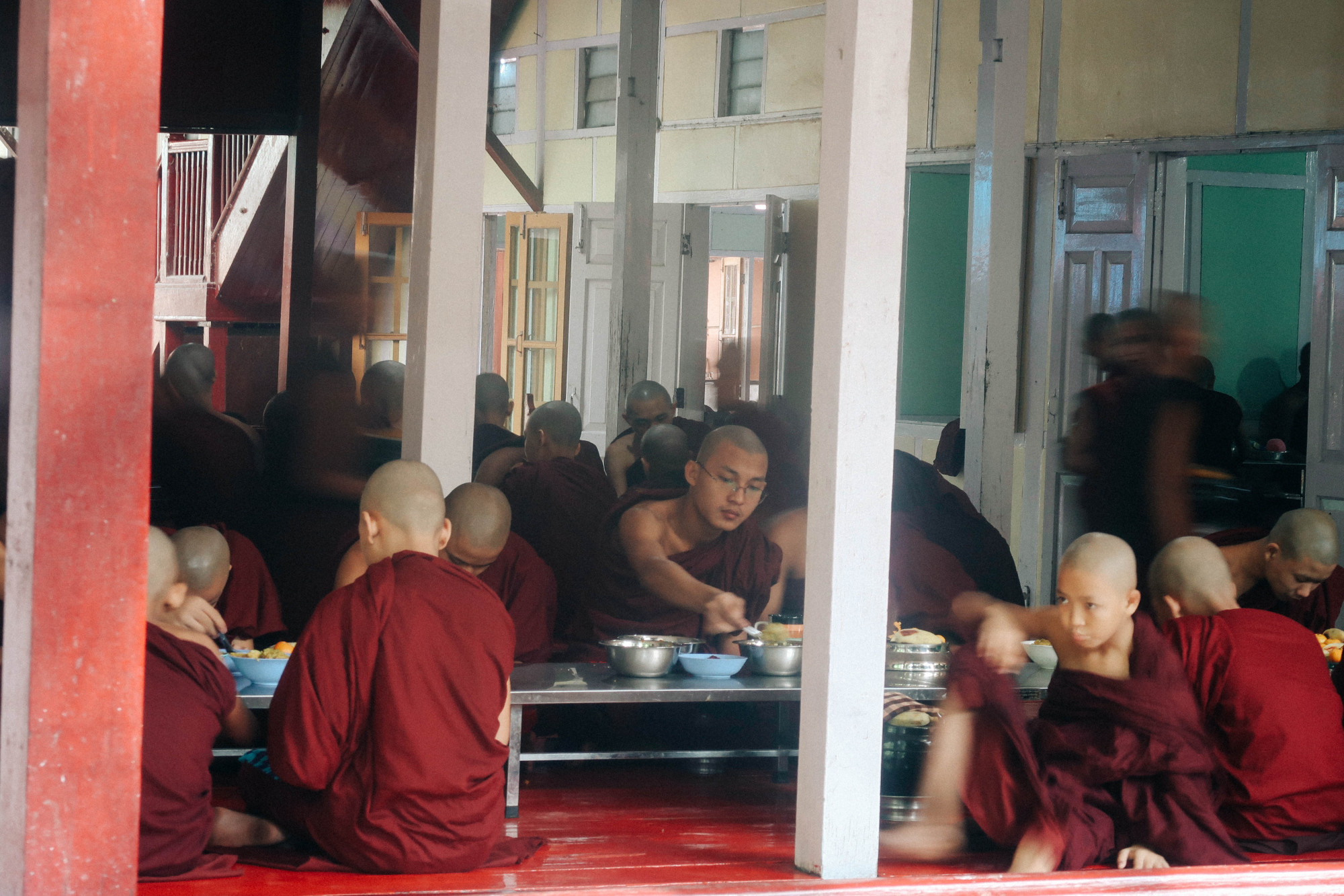 缅甸僧侣斋饭图片