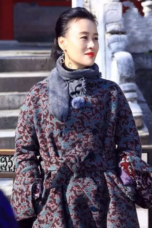 邬君梅的得五官精致又非常的有高级感,虽然说年过半百,但是保养的真心