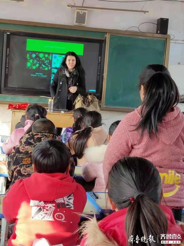 日照莒县招贤镇中心小学“外教进校园 课堂添光彩”送教进村小(图2)