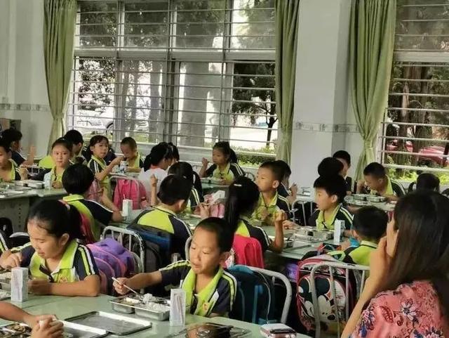 東莞南城所有公辦小學(xué)提供校內(nèi)午餐午休服務(wù)(圖5) 東莞南城所有公辦小學(xué)提供校內(nèi)午餐午休服務(wù)(圖5)