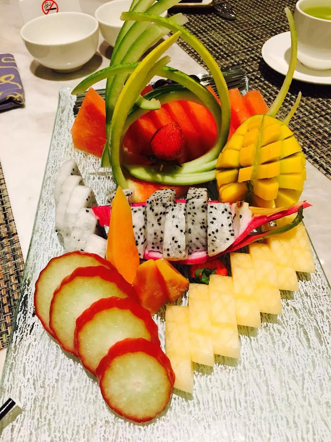 果盘讲述了一个海南小女孩在梦境中解读人生的色彩缤纷,姹紫嫣红的