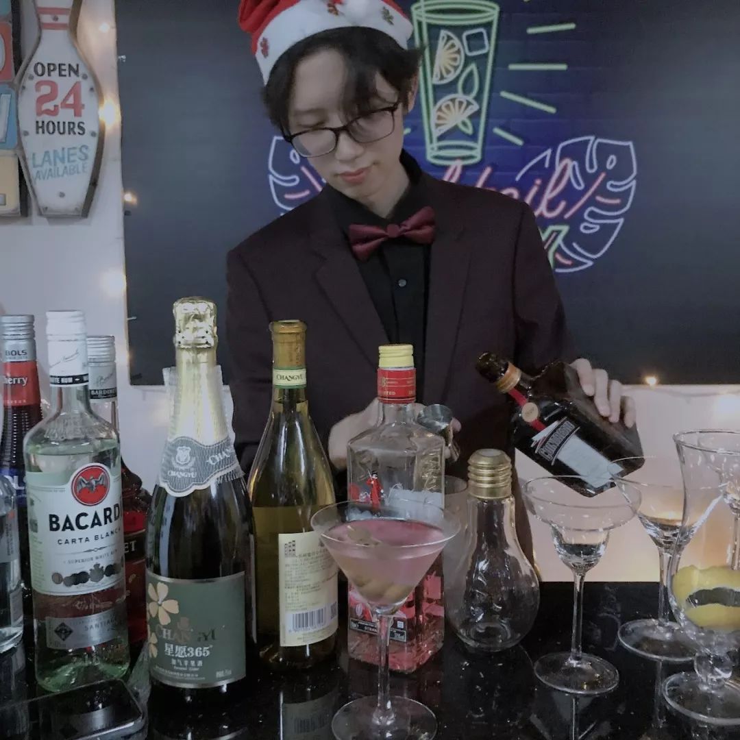 性感荷官在线发牌仙男仙女集体玩嗨这就是别人家的圣诞趴