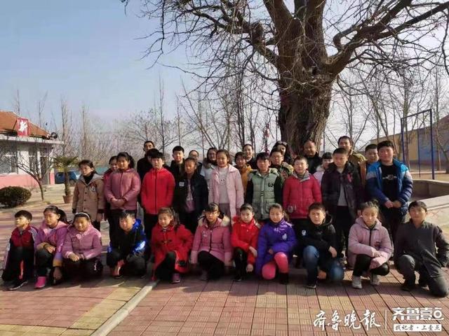 日照莒县招贤镇中心小学“外教进校园 课堂添光彩”送教进村小(图1)