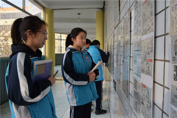 河北雄县第二初级中学举办郭秋合漫画收藏展