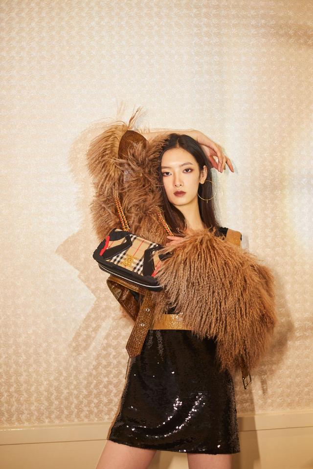 不愧是模特项偞婧着亮片装加皮草亮相今天是酷cici