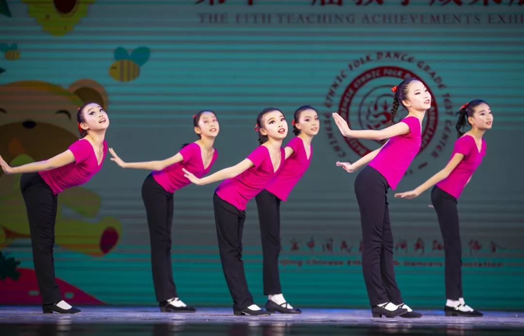 八级舞目《鸭子戏水》(苗 族)▲九级舞目《拾青稞》(藏族踢踏)