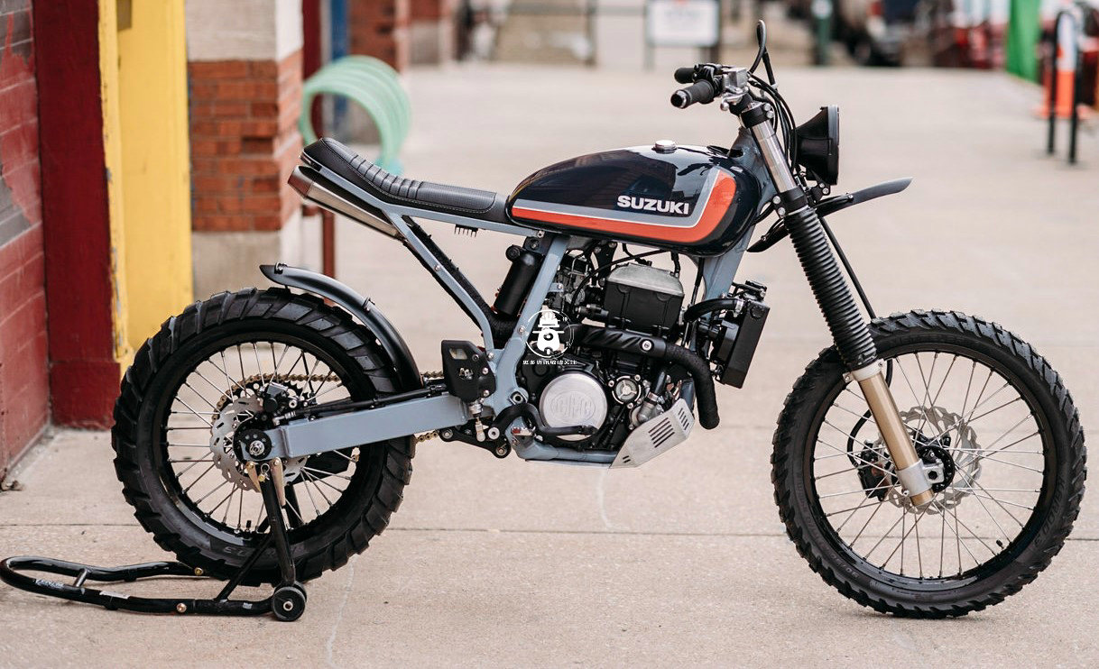 联邦摩托 suzuki dr-z400仅用铝制车身就花费了七个星期的时间,并从