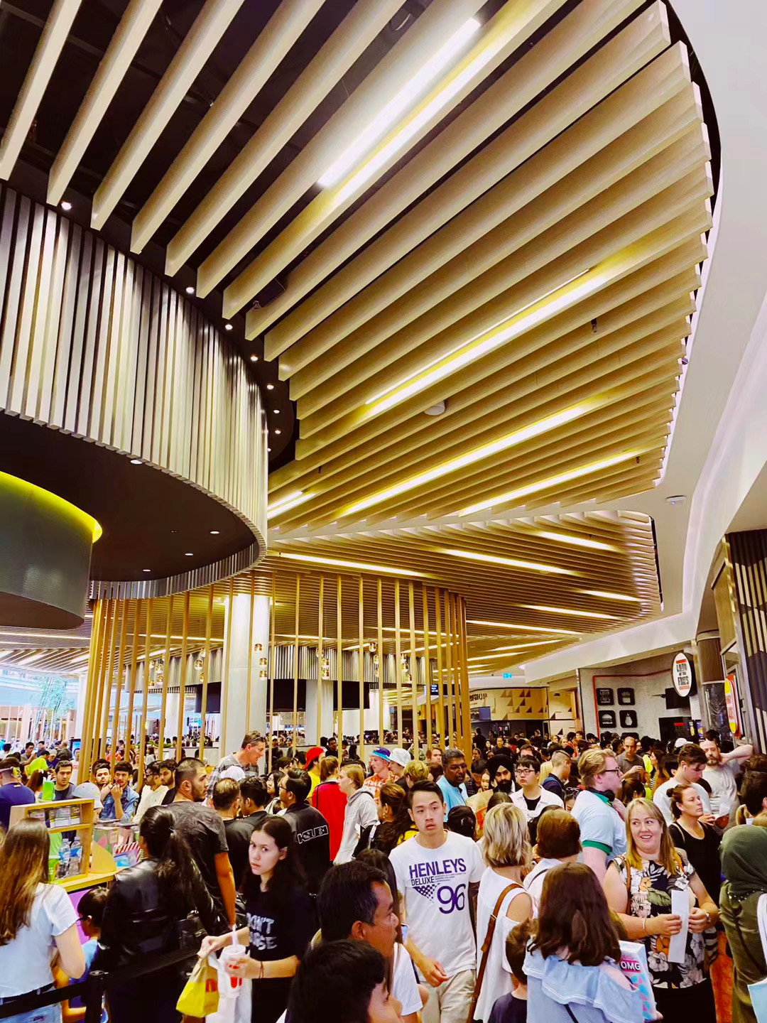 今天去chadstone的伙伴说已经崩溃了手已麻腿已断dfo同样被挤爆