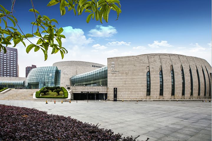 地理位置场地设备大剧院▼大剧院是江西艺术中心内最宏伟的建筑.