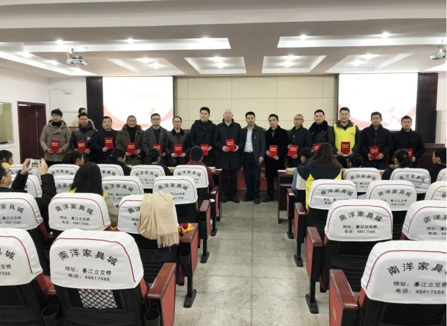 (赶水中学校方为募捐企业代表授予证书)"感恩,感谢社会各届爱心人士助