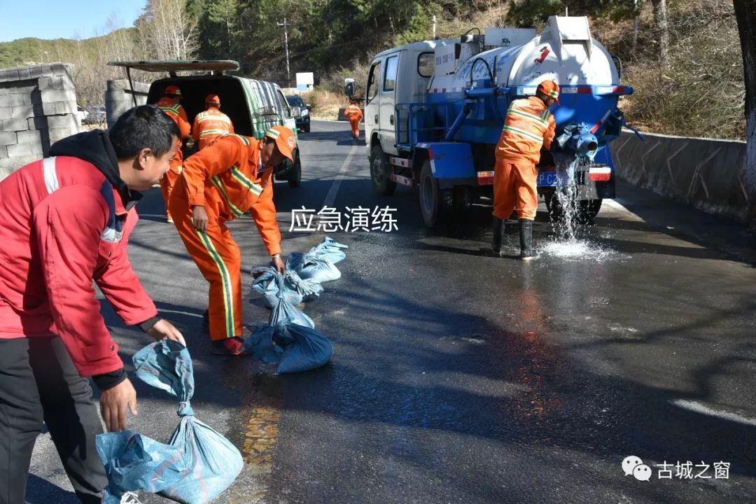 这是丽江市2019年突发环境事件应急演练的一幕.
