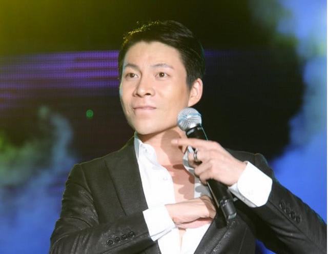 第五,陈黎明外形与刘德华酷似的陈黎明因在浙江慈溪举行的一场演唱会