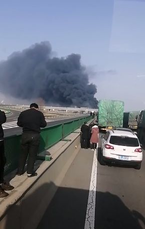 河北高速上3辆货车追尾致一人死亡,现场浓烟滚滚,火势猛烈.