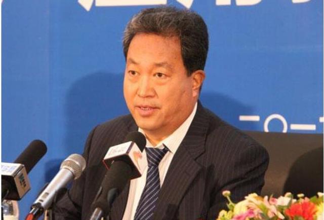 爹有9个保姆妈18个,坑20万人1600亿,有10个保镖的首富现在咋样_杨卓