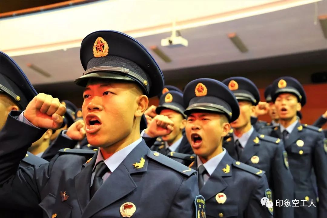 致那段短暂而又深情时光里的陪伴人新兵班长