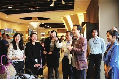 其实华南城也开始在转型,目前他们的主要的营收都是来自于物业销售