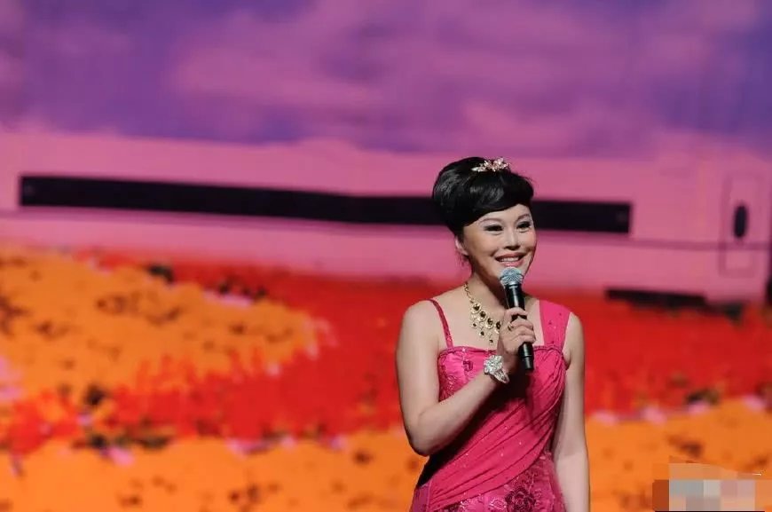 她是大师"单田芳"的女儿,国家一级演员,也是著名艺术家!_单联丽